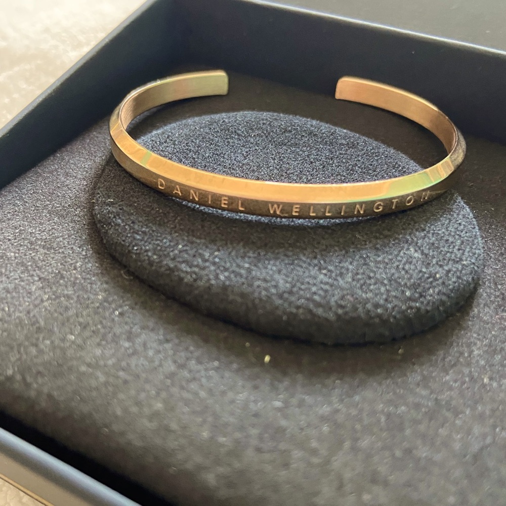 Daniel Wellington bangle in rose gold.